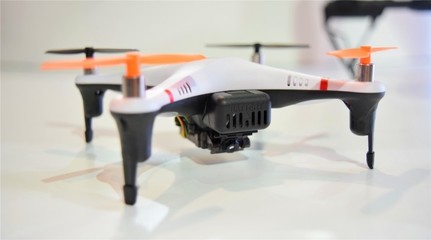 跨界創(chuàng)新還是“不務(wù)正業(yè)”？——模型廠商進軍智能無人飛行器制造的機遇與挑戰(zhàn)